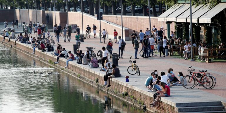 Itália e Espanha suspendem exigência de máscaras em locais públicos