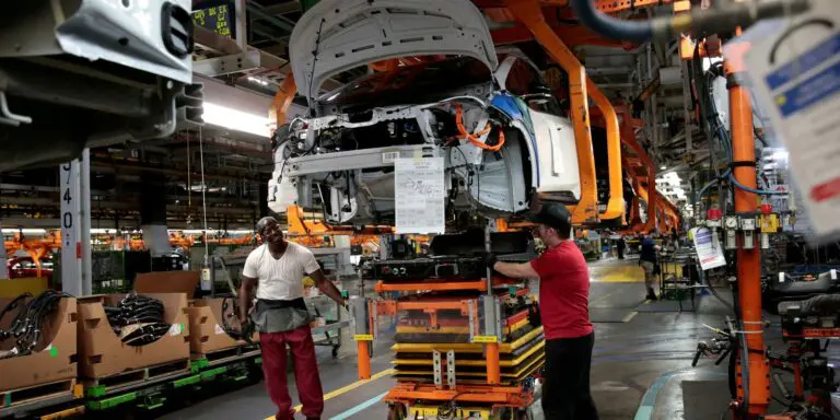 CNI aumenta previsão de crescimento da economia para 4,9%, neste ano