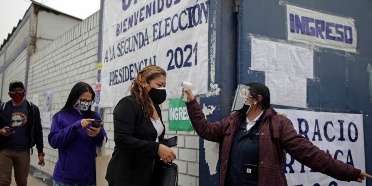 Peruanos voltam às urnas para decidir futuro presidente