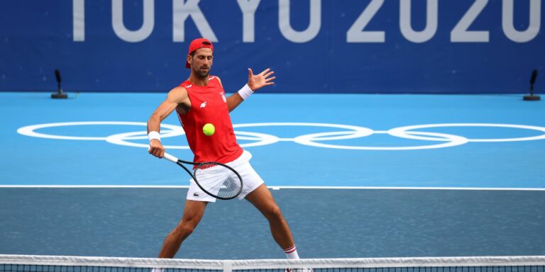 Djokovic chega a Tóquio em busca do ouro para completar Golden Slam