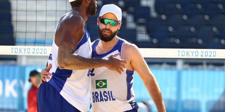 Olimpíada: Evandro e Bruno Schmidt seguem invictos no vôlei de praia