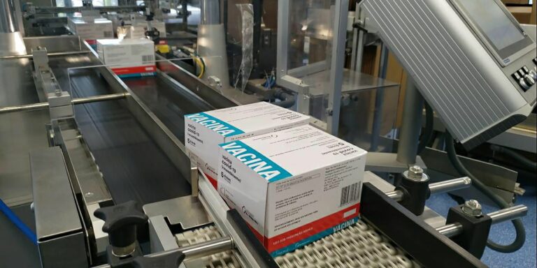 Bio-Manguinhos recebe IFA para mais 10 milhões de doses de vacina