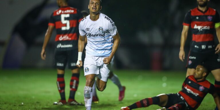Grêmio atropela Vitória no Barradão e abre vantagem na Copa do Brasil