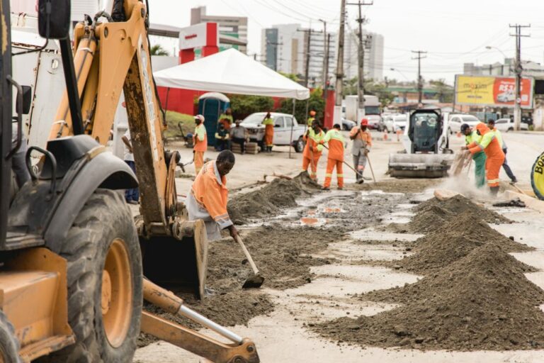 Após manutenção na rede de drenagem, trecho da Avenida Gustavo Paiva receberá pavimentação