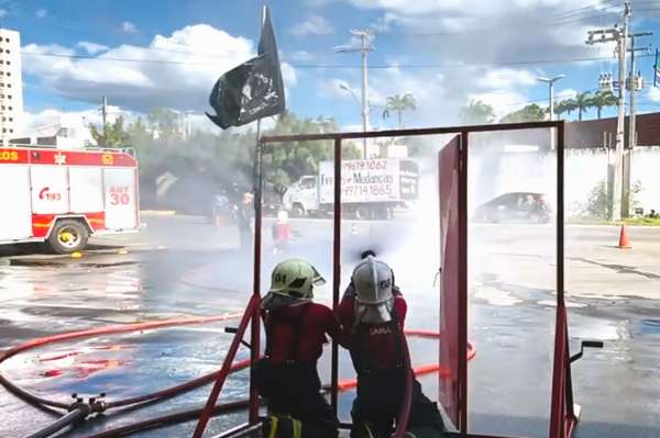 Bombeiros militares passam por treinamento de combate a incêndio urbano