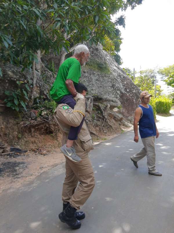 Bombeiros militares resgatam idoso em mata fechada na Serra de Pacoti