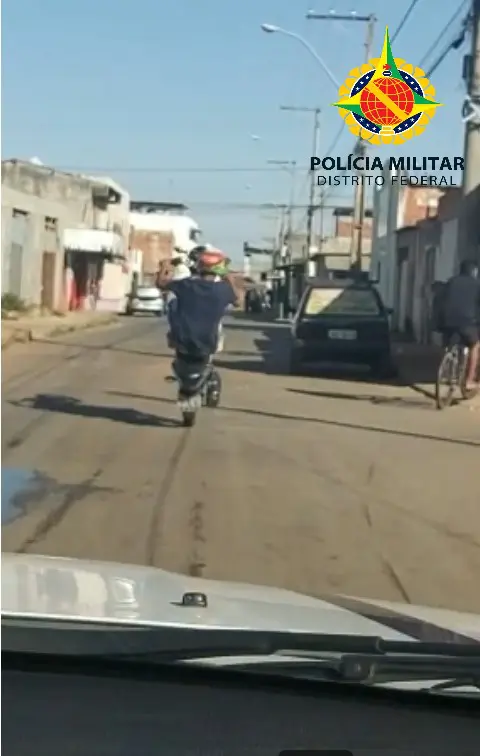 Brincou na hora errada: adolescente é autuado empinando moto no Itapoã