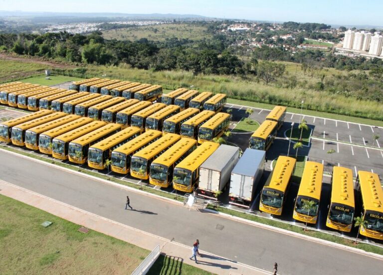 Caiado apresenta 210 ônibus escolares em Goiânia, e cumpre agenda, em Aruanã, nesta segunda