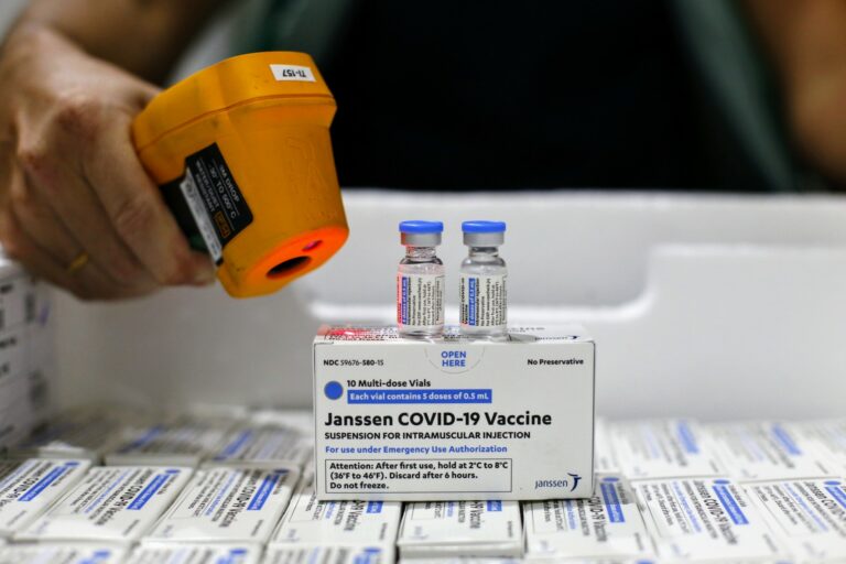 Ceará recebe segundo lote de vacinas da Janssen e mais uma remessa da AstraZeneca