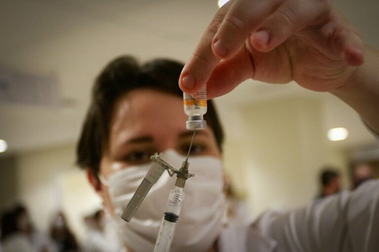 Com vacinação, SP registra queda de 46% nos óbitos por COVID-19 entre internados