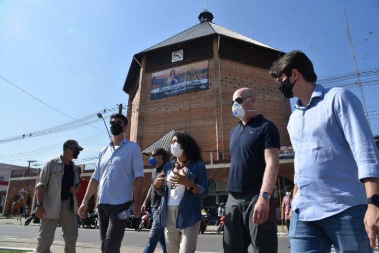 Comitiva do BNDES visita centro de Cruzeiro do Sul e se reúne com comunidade do Croa