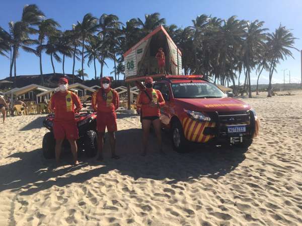 Corpo de Bombeiros resgata jovem de afogamento na Praia de Iracema, em Fortaleza