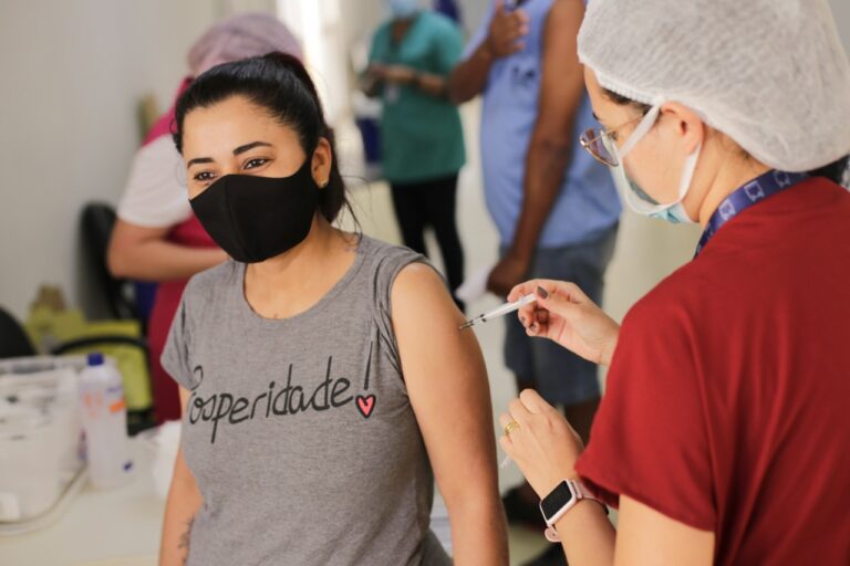 DF alcança recorde ao vacinar 76,9 mil pessoas no primeiro dia de mutirão