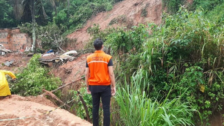 Defesa Civil de Maceió emite alerta para risco de deslizamento de barreiras