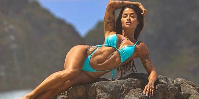 Aline Riscado ostenta “bumbum na nuca” em cenário natural: “Que shape!”