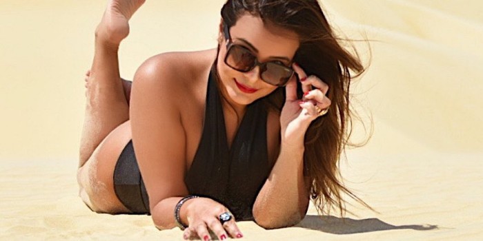 Ousada, Geisy Arruda faz poses sensuais na areia e brinca : “Eu bem à milanesa”