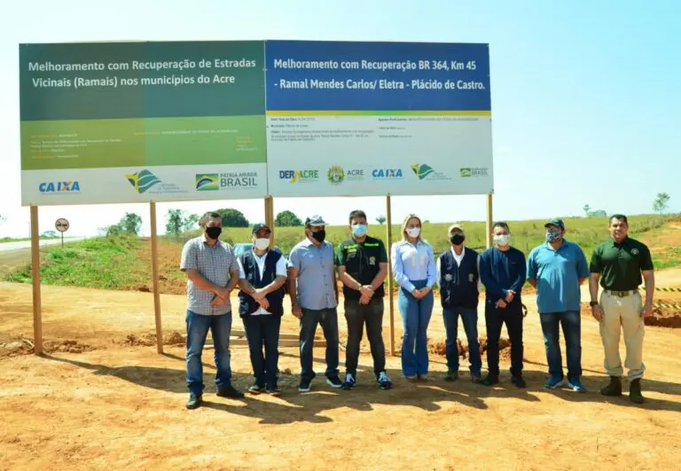 Em Plácido de Castro, Gladson Cameli visita obras de ramais e entrega equipamentos para zona rural