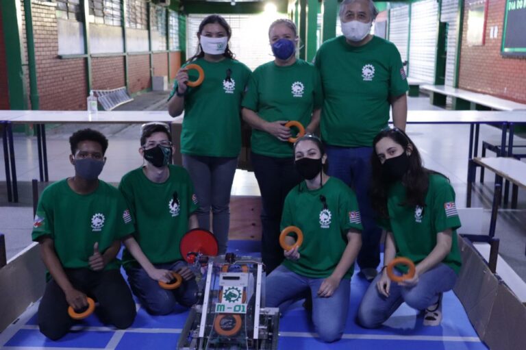 Equipe de robótica de escola estadual de São José dos Campos disputa torneio de robôs