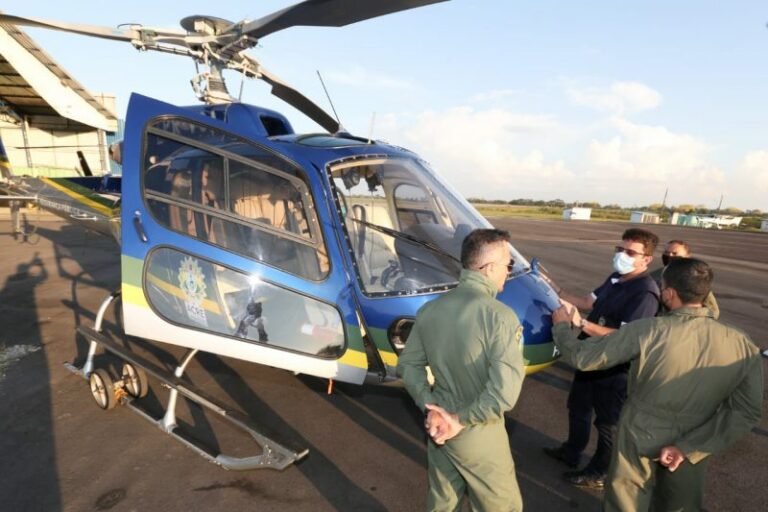 Equipe do Ciopaer apresenta ao governador novo helicóptero do Estado