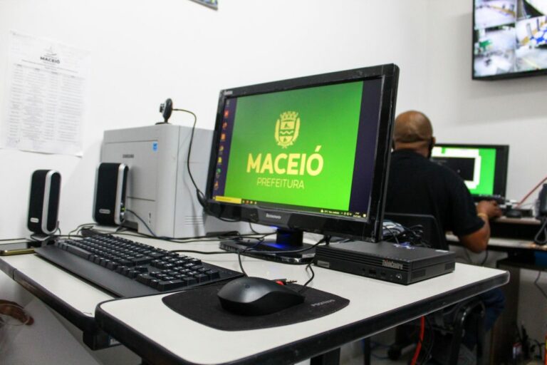 Escolas recebem 300 computadores para modernização da gestão escolar