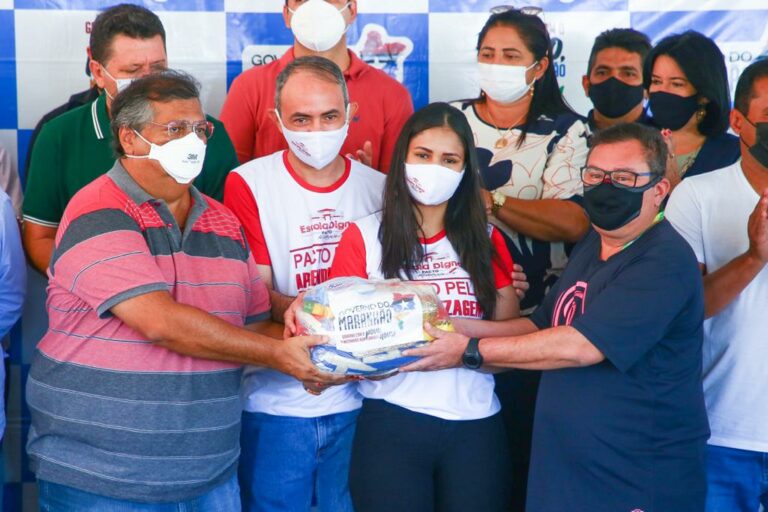 Flávio Dino inaugura estrada, distribui cestas básicas, autoriza obras e acompanha vacinação em Lagoa do Mato