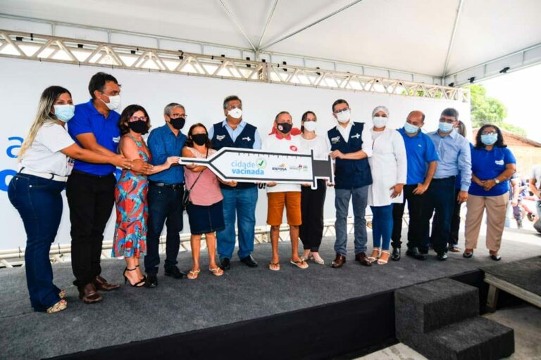 Governador Flávio Dino entrega placa Cidade Vacinada, em Raposa