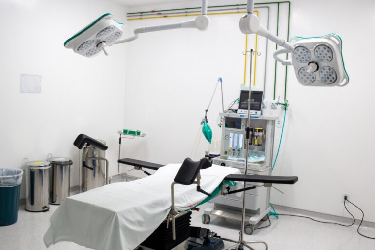 Governo entrega centro cirúrgico do Hospital Aquiles Lisboa