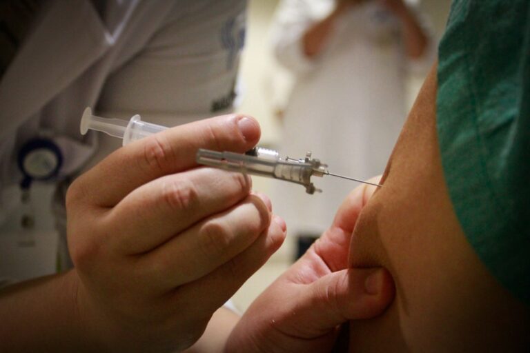 HC apresenta queda em 80% de colaboradores infectados após a segunda dose da vacina