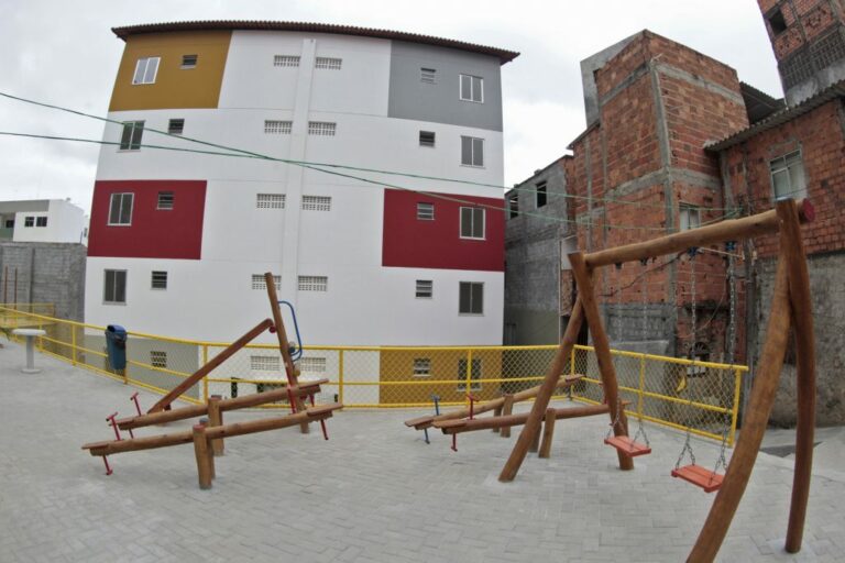 Governo entrega 21 unidades habitacionais e uma praça em comunidade do Costa Azul, na capital
