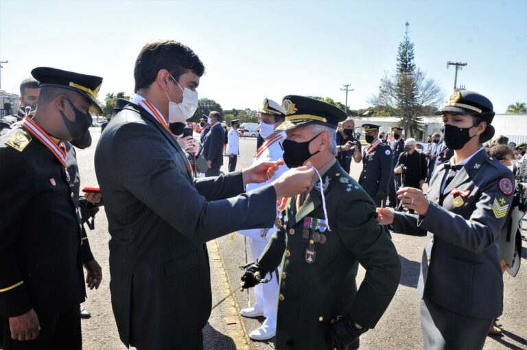 Medalha do Corpo de Bombeiros é entregue a civis e militares