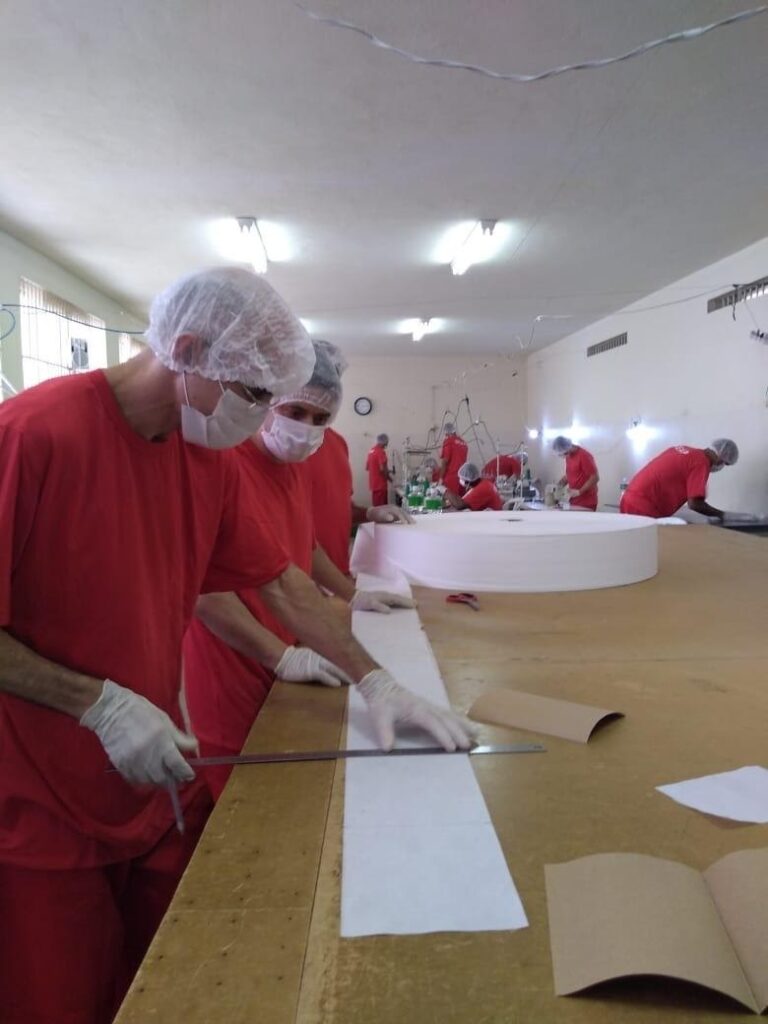 Meio milhão de máscaras produzidas em unidades prisionais são distribuídas 