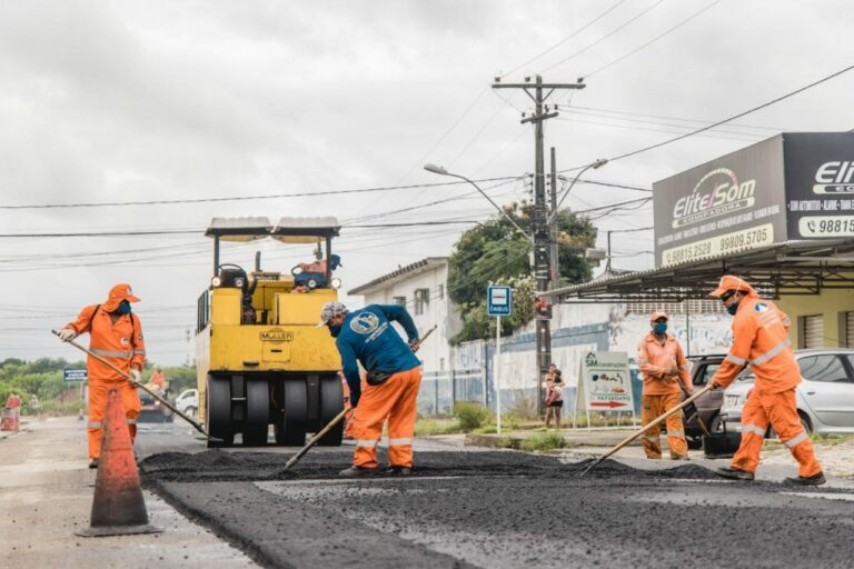 Moradores comemoram obras de drenagem e pavimentação no bairro Santa Lúcia