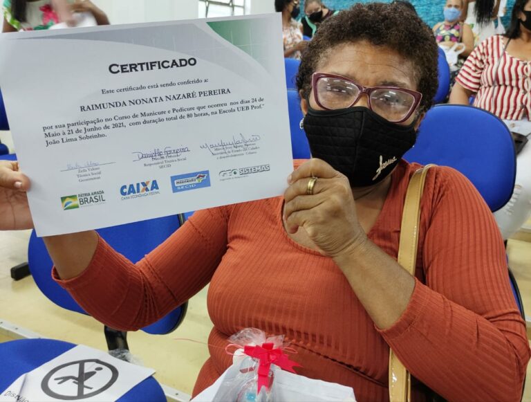 Moradores do Residencial Jomar Moraes recebem certificados de cursos profissionalizantes