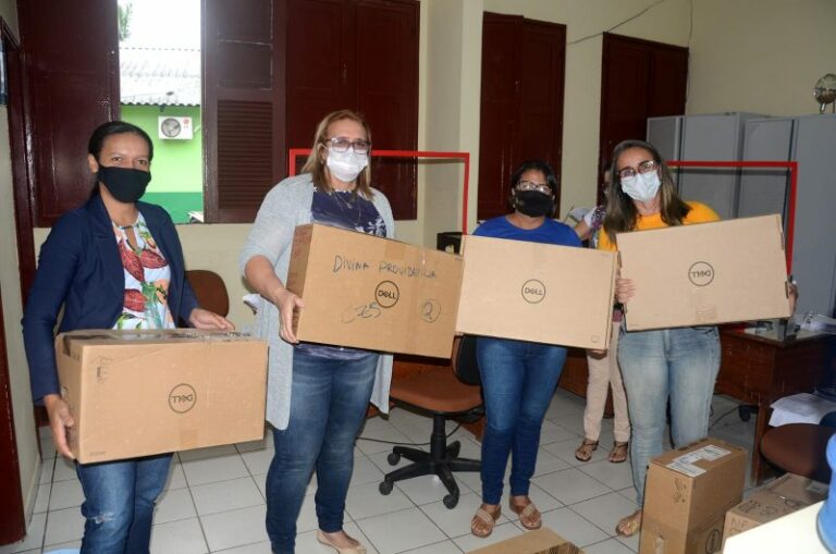 Núcleo de Educação de Cruzeiro do Sul entrega equipamentos de informática e kits de cozinha