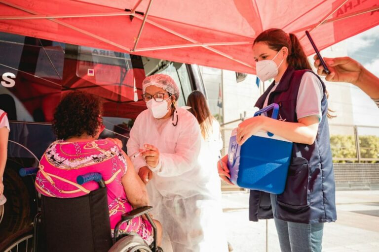 Ônibus da Vacina estará na Praça da Faculdade nesta terça-feira (20)