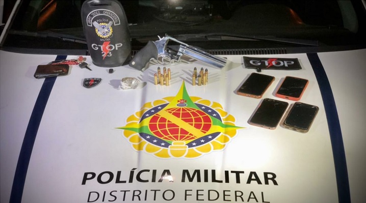 PMDF prende dupla na Epia Norte com revólver e moto furtada