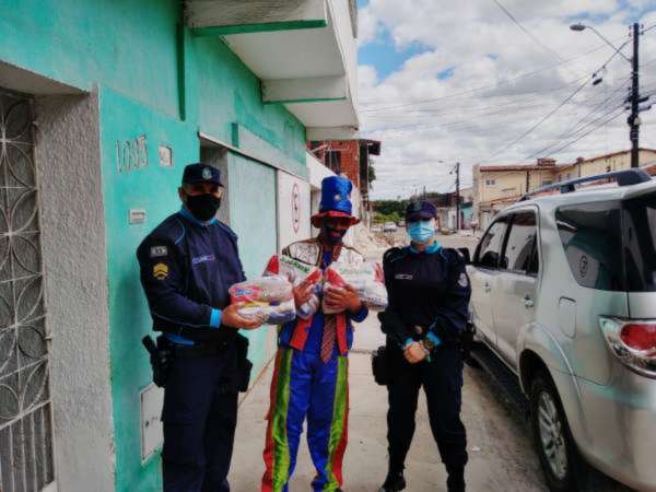 Policiais militares doam cestas básicas a cidadão carente no Canindezinho