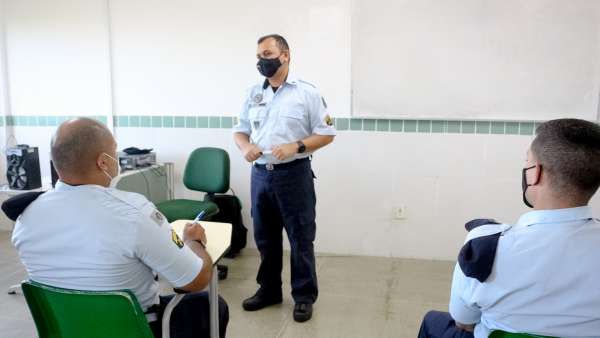 Policiais militares recebem aulas de línguas estrangeiras para atendimento ao turista na Aesp