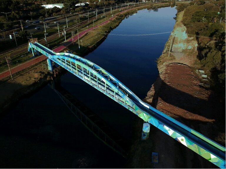 Ponte da Sabesp no rio Pinheiros ganha grafite em alerta sobre água