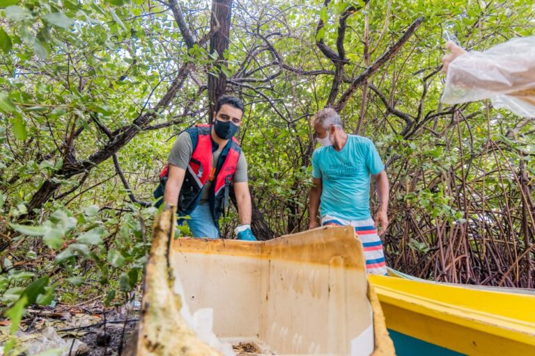 Prefeito JHC acompanha ação Lagoa Limpa