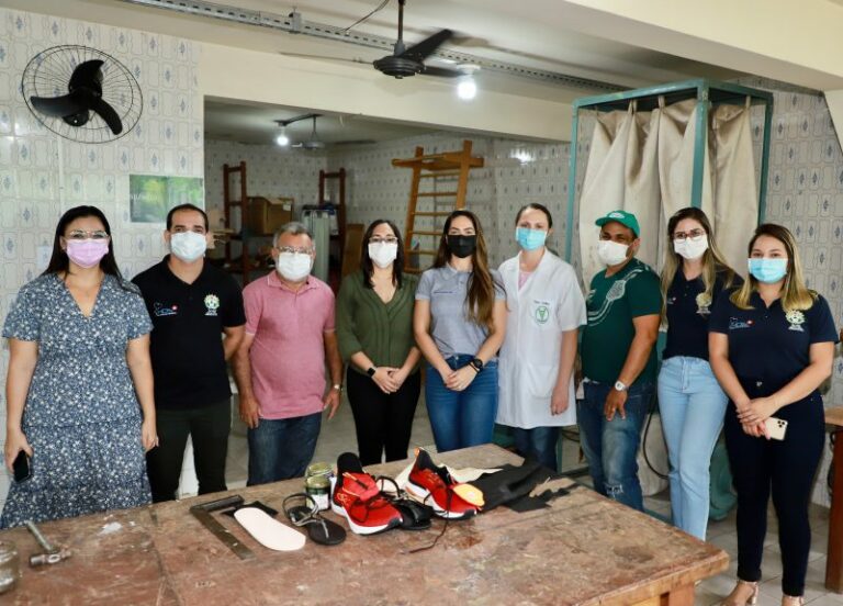 Primeira-dama entrega equipamentos para o Hospital Dermatológico em Cruzeiro do Sul