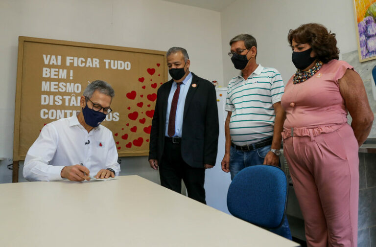 Romeu Zema acompanha vacinação contra a covid-19 em Ibiá, no Alto Paranaíba