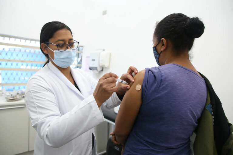 SP bate recorde com 619 mil doses e aplica mais de 1/3 de vacinas do país em um dia