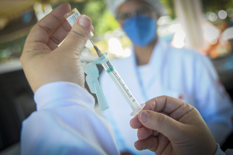 Vacinação da rede privada será nesta quinta-feira (15)