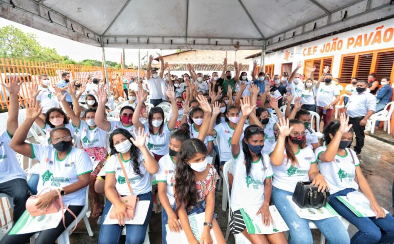 Vice-governador entrega benefícios do Maranhão Verde Pró-Campo em Pinheiro e Santa Helena