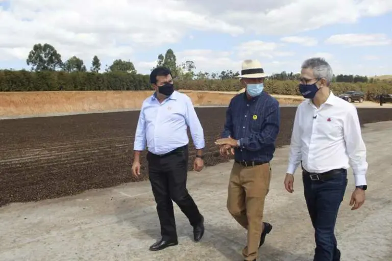 Zema se reúne com agricultores em Campos Altos para debater soluções e aprimorar o setor cafeeiro