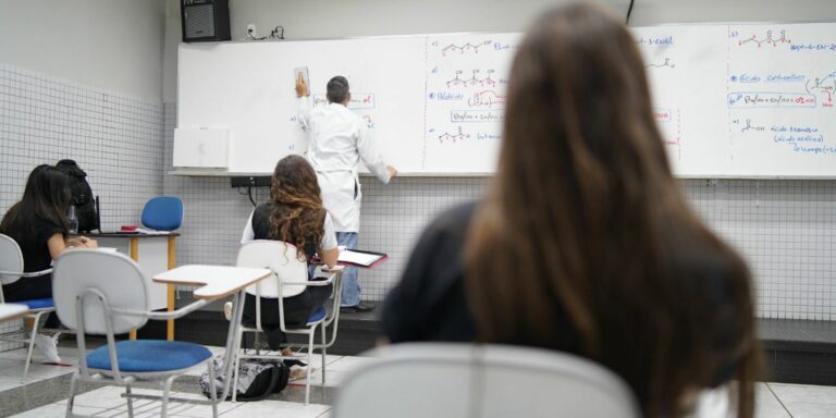 Pandemia faz aumentar número de alunos que podem abandonar estudos