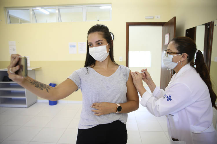 No Paraná, 2,1 milhões de pessoas  já foram imunizadas fora dos grupos prioritários