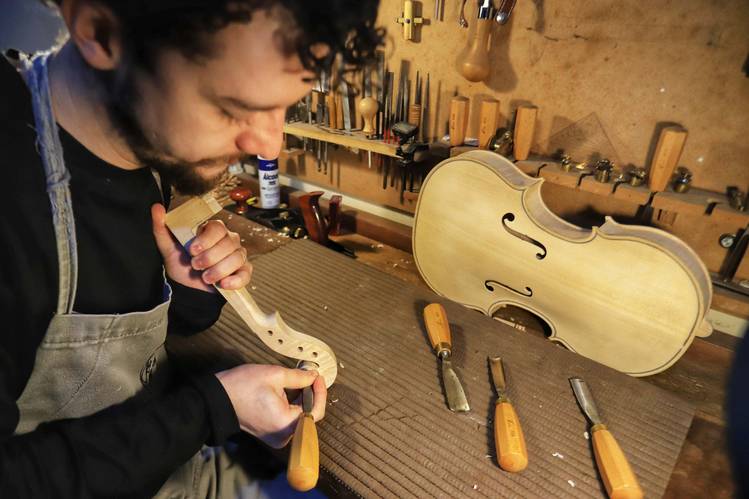 Com 85 fabricantes, Paraná é referência na produção de instrumentos musicais artesanais