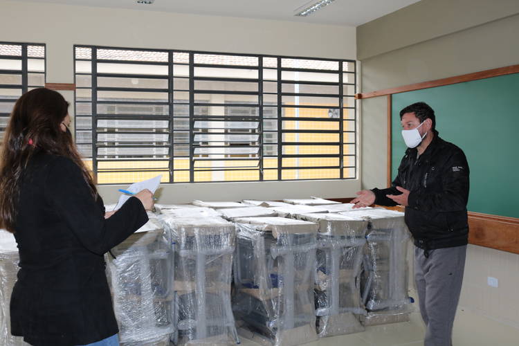 Governo entrega 1,4 mil itens de mobiliário para novo colégio de Campina Grande do Sul